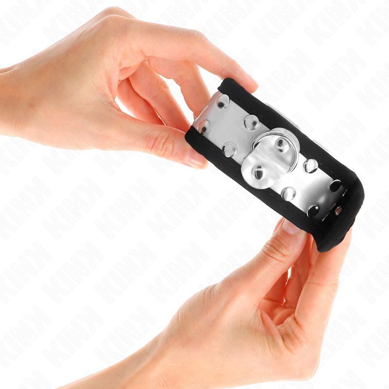 img_189329_83ac37aee5dc4ede60c3711ce9048b62_1.png KINK - THIN WRIST RESTRAINTS BLACK / SILVER 30 X 4 CM - Image 3